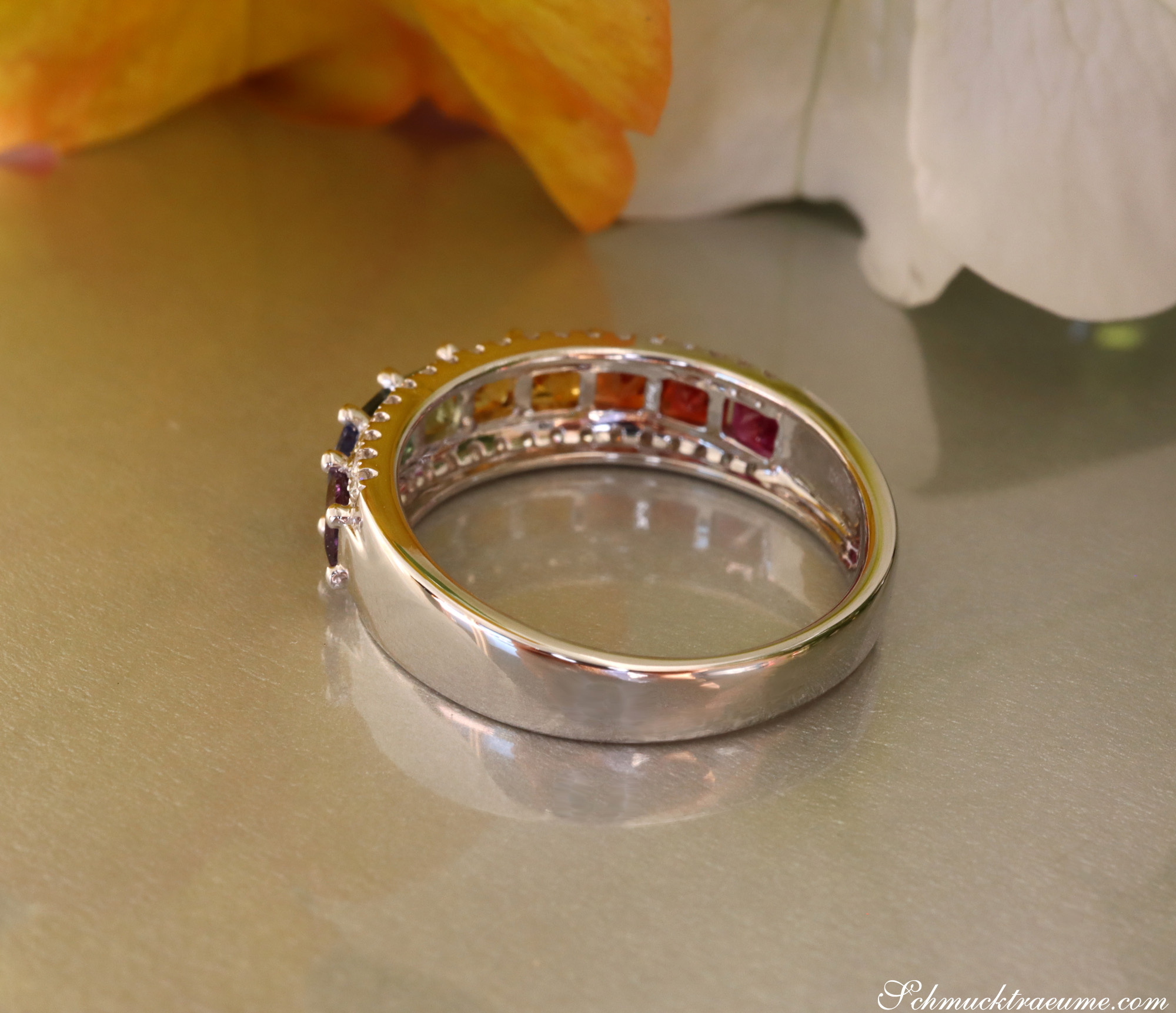 Weißgold-Ring mit Regenbogen-Saphiren und Brillanten, Detailaufnahme