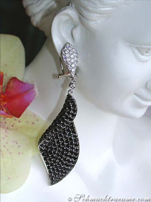 Schwarz-diamantener Ohrring im Weißgold, elegant, imposant, detailreich.