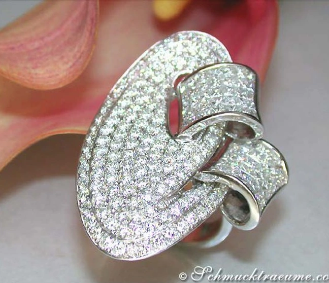 Weißgold-Ring mit Prinzessdiamanten (6,16 ct.) auf Blütenblatt. Weißgold-Ring mit Prinzessdiamanten (6,16 ct.) auf Blütenblatt.