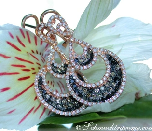 Roségold-Ohrringe mit schwarzen, naturbraunen und weißen Diamanten, Detailaufnahme auf Blüte.