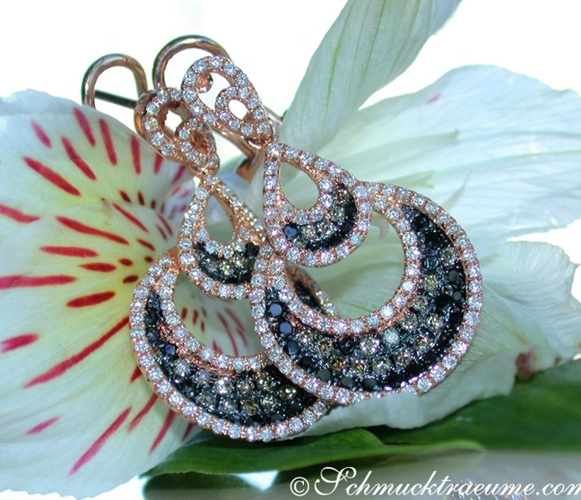 Roségold-Ohrringe mit schwarzen, naturbraunen und weißen Diamanten, Detailaufnahme auf Blüte. Roségold-Ohrringe mit schwarzen, naturbraunen und weißen Diamanten, Detailaufnahme auf Blüte.