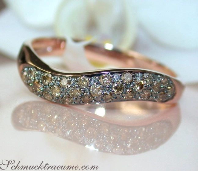 Geschwungener Ring aus Roségold mit natürlichen braunen Brillanten Geschwungener Ring aus Roségold mit natürlichen braunen Brillanten