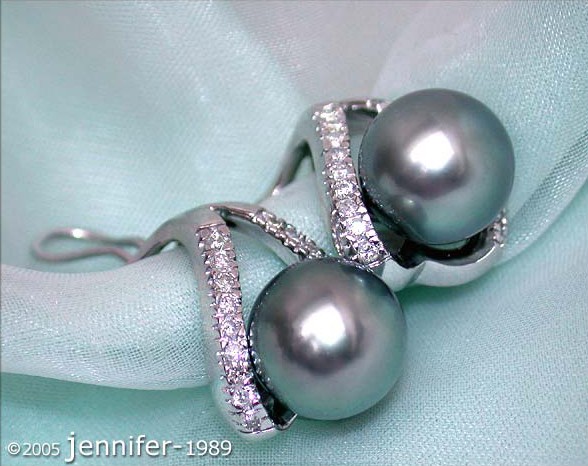 Tahitiperlen-Clip-Ohrstecker mit 0.580 Karat Brillanten in Weißgold 750, Detailaufnahme, elegant und modern.