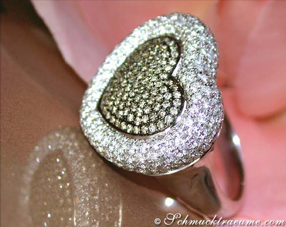 Weißgold-Ring mit Herzform und Brillanten, Detailaufnahme, funkelnd.