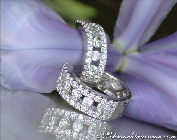 Weißgold Creolen mit 74 Brillanten, Detailaufnahme, auf Blüte getragen