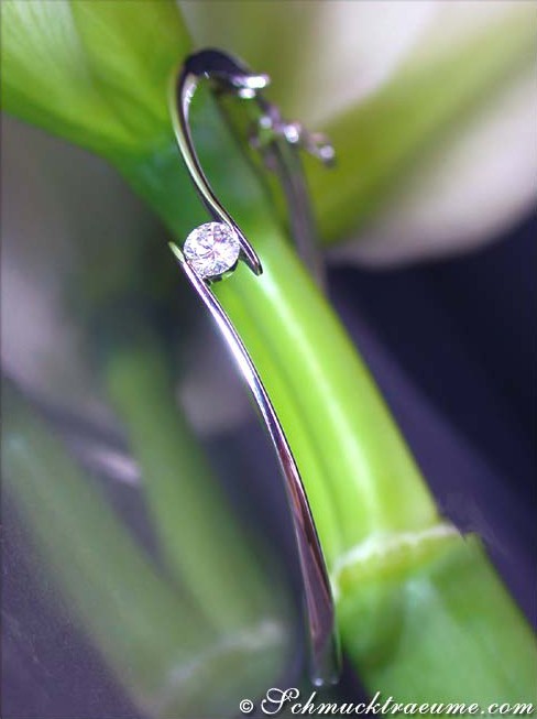 Schmuckträume: Edler Brillant Solitär Armreif in Weißgold, Detailaufnahme mit funkelndem Diamanten