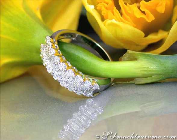 Diamantring mit Baguette-Diamanten in Weißgold 750, detailreich, auf Blüte abgestellt