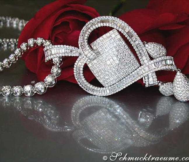 Diamant Herz Anhänger, 9.79 ct., Weißgold 750, glitzernd, elegant, mit Rosenblüte im Hintergrund. Diamant Herz Anhänger, 9.79 ct., Weißgold 750, glitzernd, elegant, mit Rosenblüte im Hintergrund.