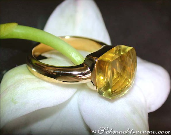 Goldener Zitronenquarz-Ring auf Orchideenblüte