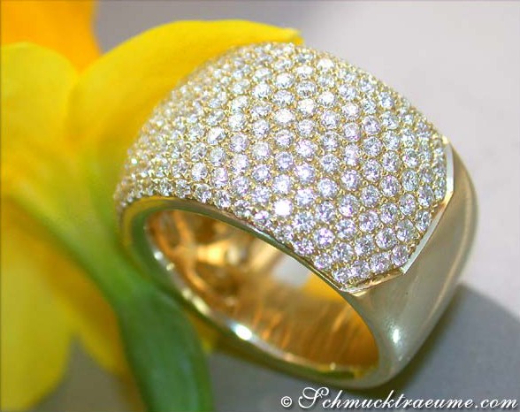 Gelbgold 750 Ring mit Brillanten-Pavé, detaillierte Ansicht, elegant und luxuriös