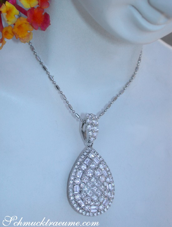 Verziertes Diamant-Tropfen-Anhänger auf Halskette, Blumen im Hintergrund