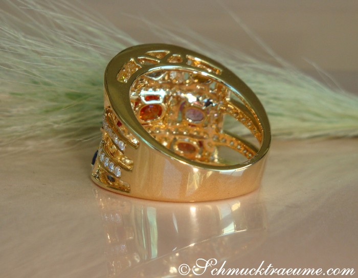 Goldener Ring mit Multicolor Saphiren und Brillanten, Detailaufnahme, elegant.