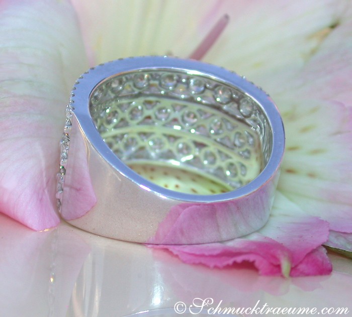 Breiter Diamanten Bandring in Weißgold mit feinen Strasssteinen auf Blüte