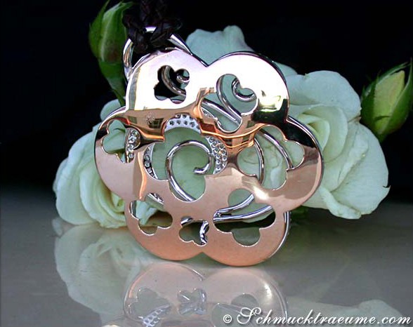 Opulenter Anhänger aus Roségold & Weißgold mit floralen Motiven auf Lederkordel
