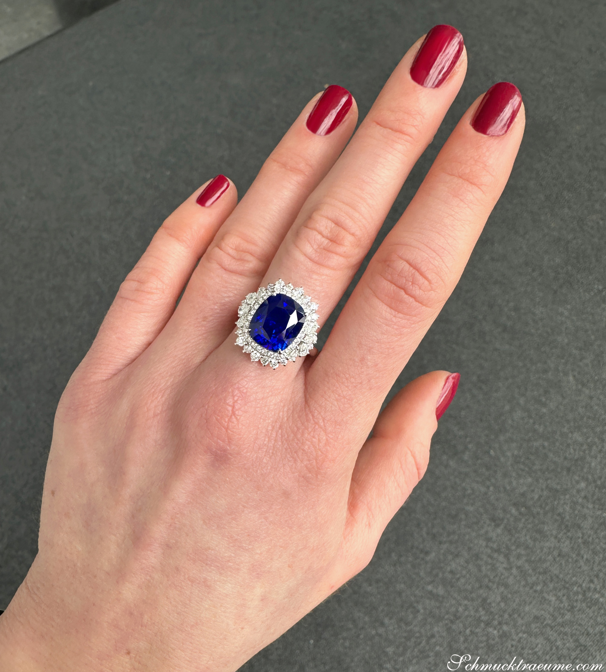 Ringe aus Weißgold mit großem Ceylon Saphir und Diamanten, Detailaufnahme