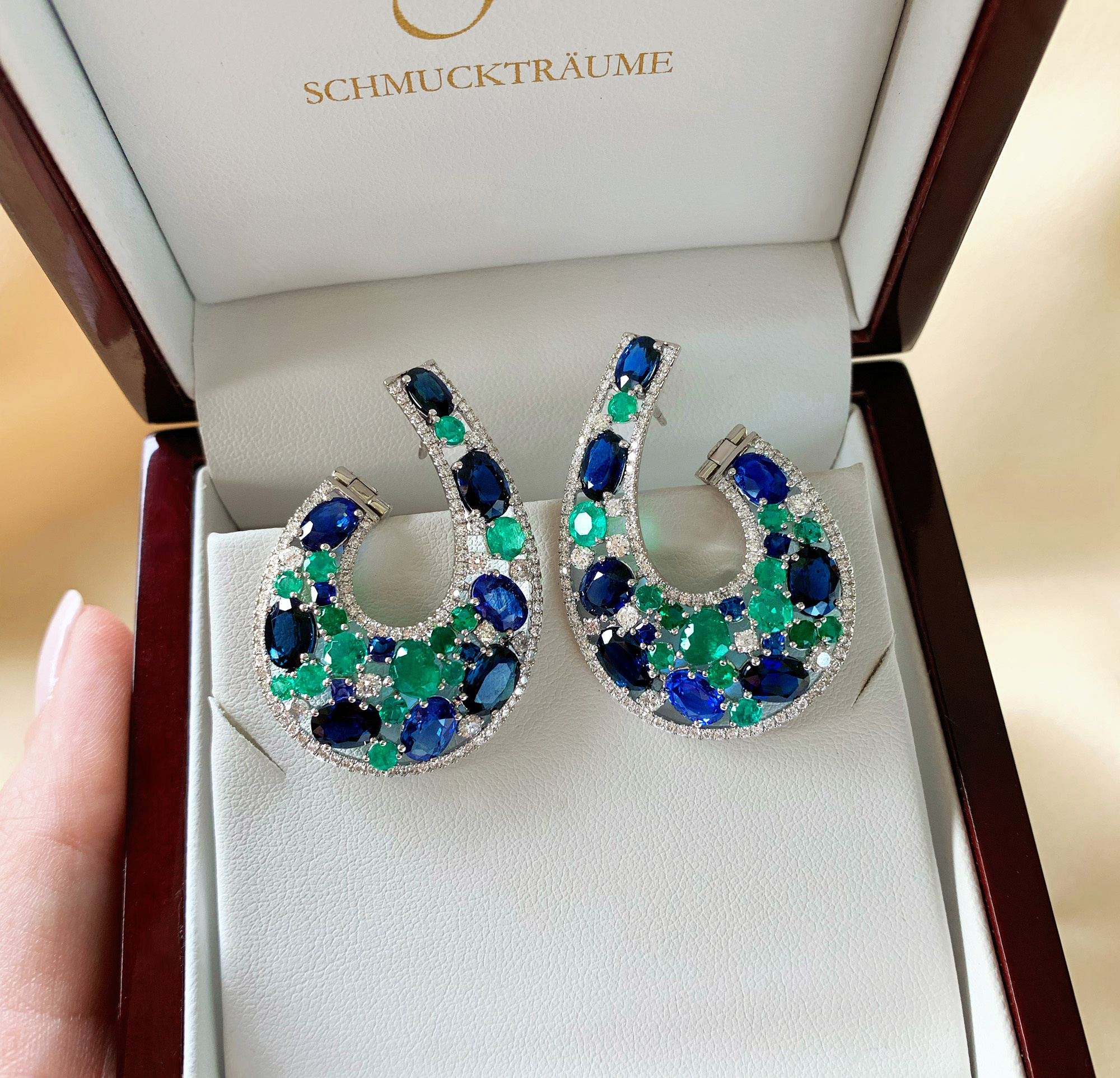 Ohrgehänge aus Weißgold mit Saphiren, Smaragden und Brillanten in Box