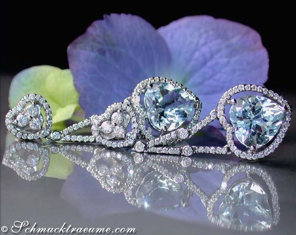 Detail der Herz-Ohrringe mit Aquamarin und Diamanten, auf Blüte abgestellt