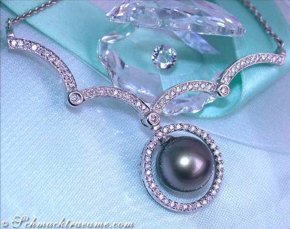 Detailansicht des eleganten Tahitiperlen-Collars mit Brillanten in Weißgold 750