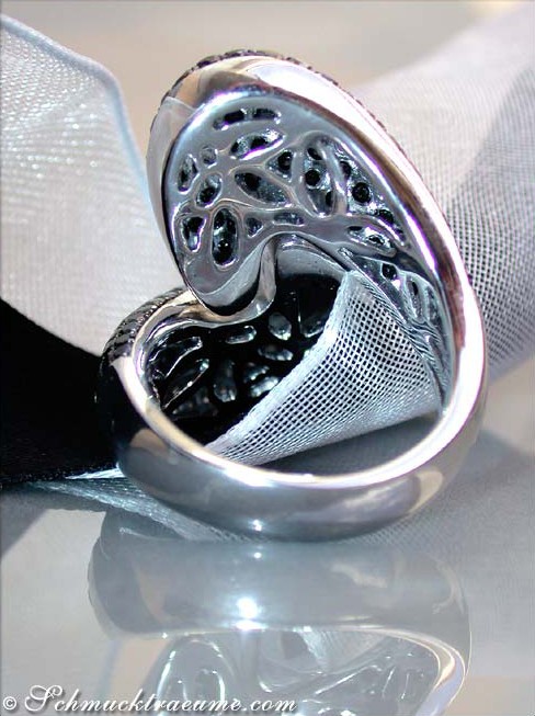 Schwarzdiamant-Ring mit filigranem Design, detailreich, in weißgoldener Verarbeitung