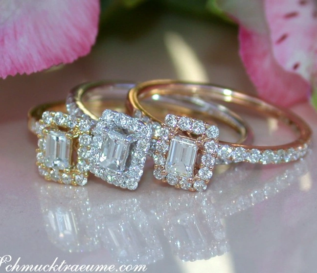 Rosenblüte im Hintergrund, drei Baguette-Diamantringe in Gold, elegant gestapelt Rosenblüte im Hintergrund, drei Baguette-Diamantringe in Gold, elegant gestapelt