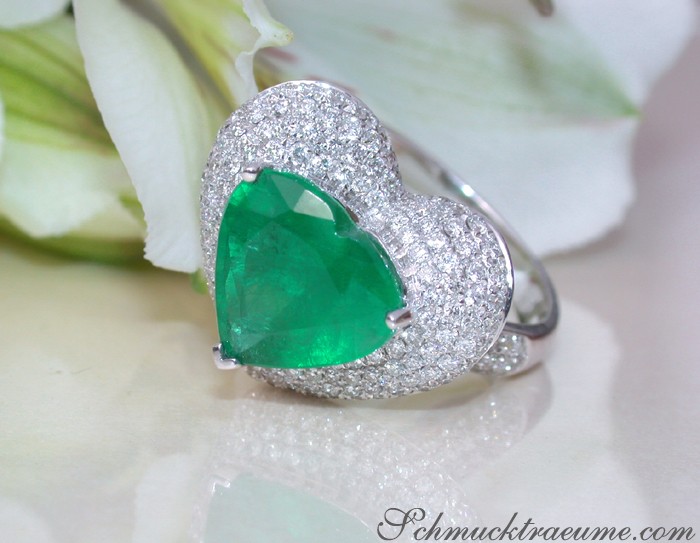 Weißgold Herzring mit Smaragd und Brillanten, Detailaufnahme, elegant und glänzend.