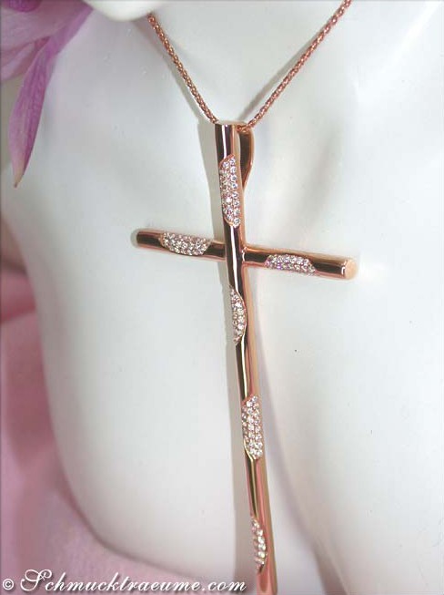 Roségold Kreuzanhänger mit Diamanten, detailreich, elegant, Perspektive von vorne