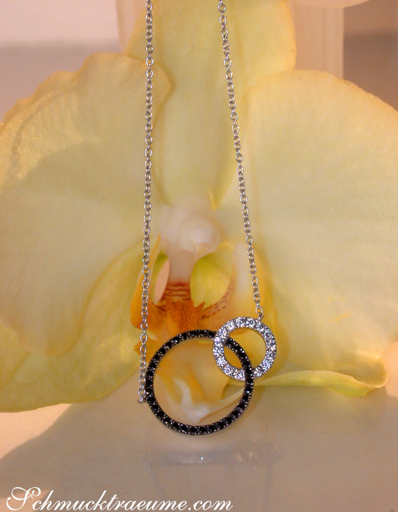 Klassische Kette mit Diamantkreisen auf Orchideenblüte