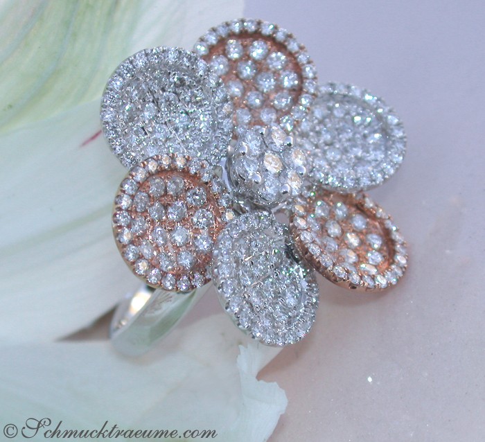 Femininer Brillanten Ring im Blumen Design in Weiß- & Roségold - Image 5
