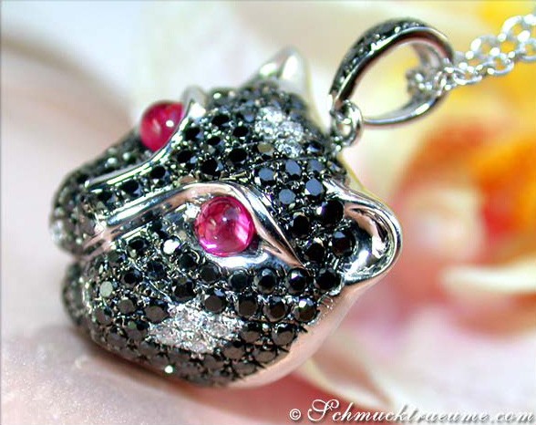 Panther-Anhänger aus Weißgold 750 mit schwarzen Diamanten und funkelnden Rubinen