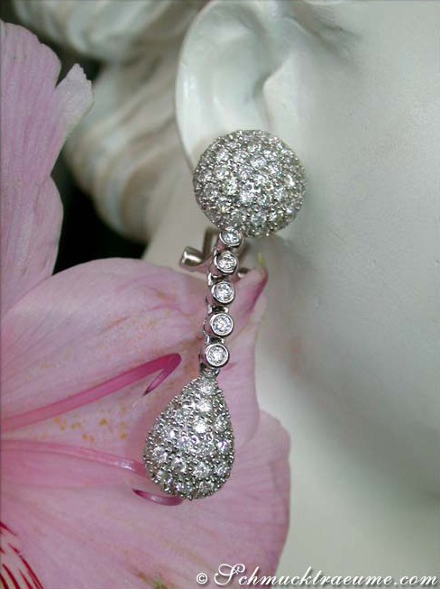 Ohrhänger aus Weißgold 585 mit Brillantenkugel und -tropfen, detailreich, elegant.