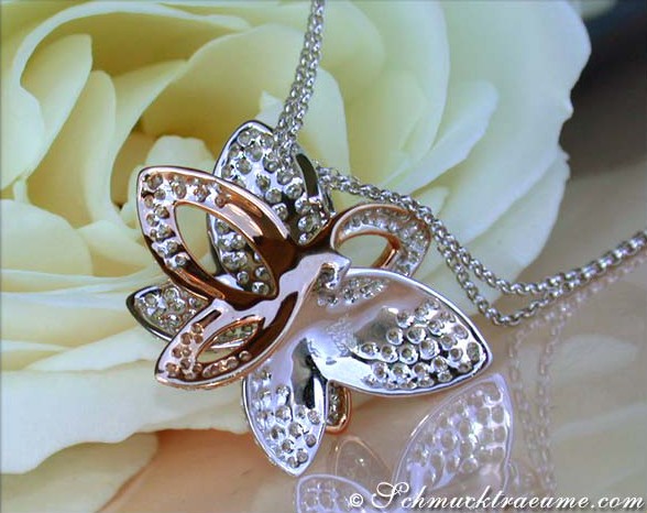 Schmetterling-Anhänger aus Roségold & Weißgold mit Brillanten, Detailaufnahme auf Kette & Blume