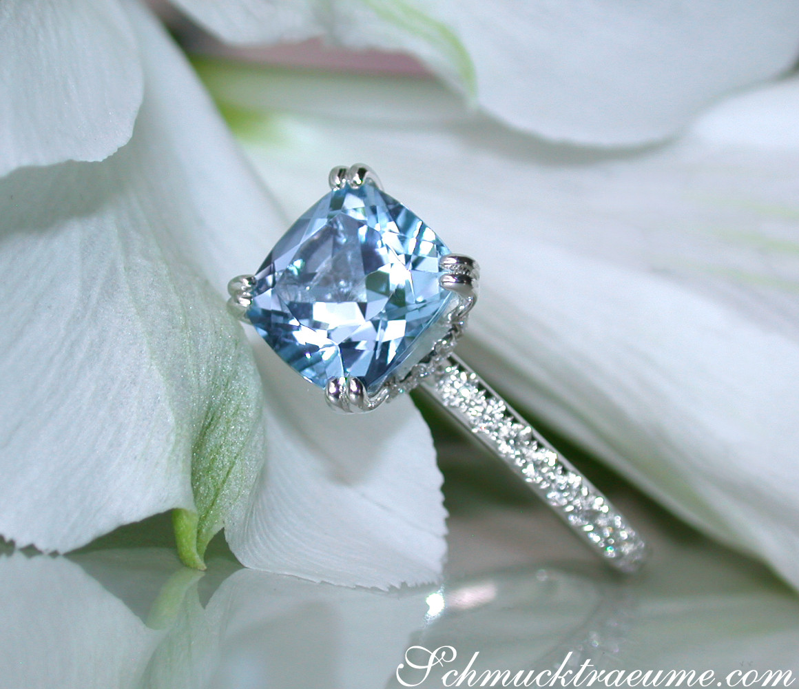 Aquamarin-Ring mit Diamantkragen auf weißem Blütenblatt, detailreich, elegant.