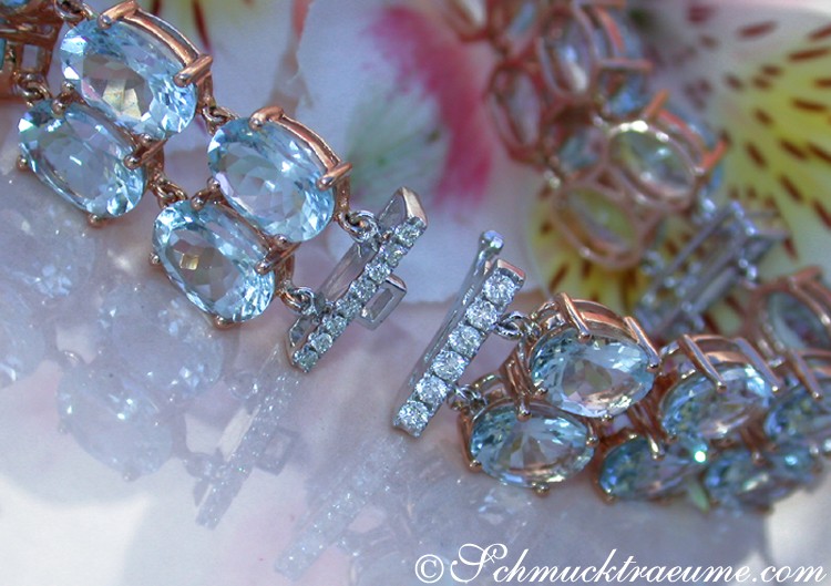 Detail des Aquamarin-Armbands mit Diamanten auf Blumenhintergrund