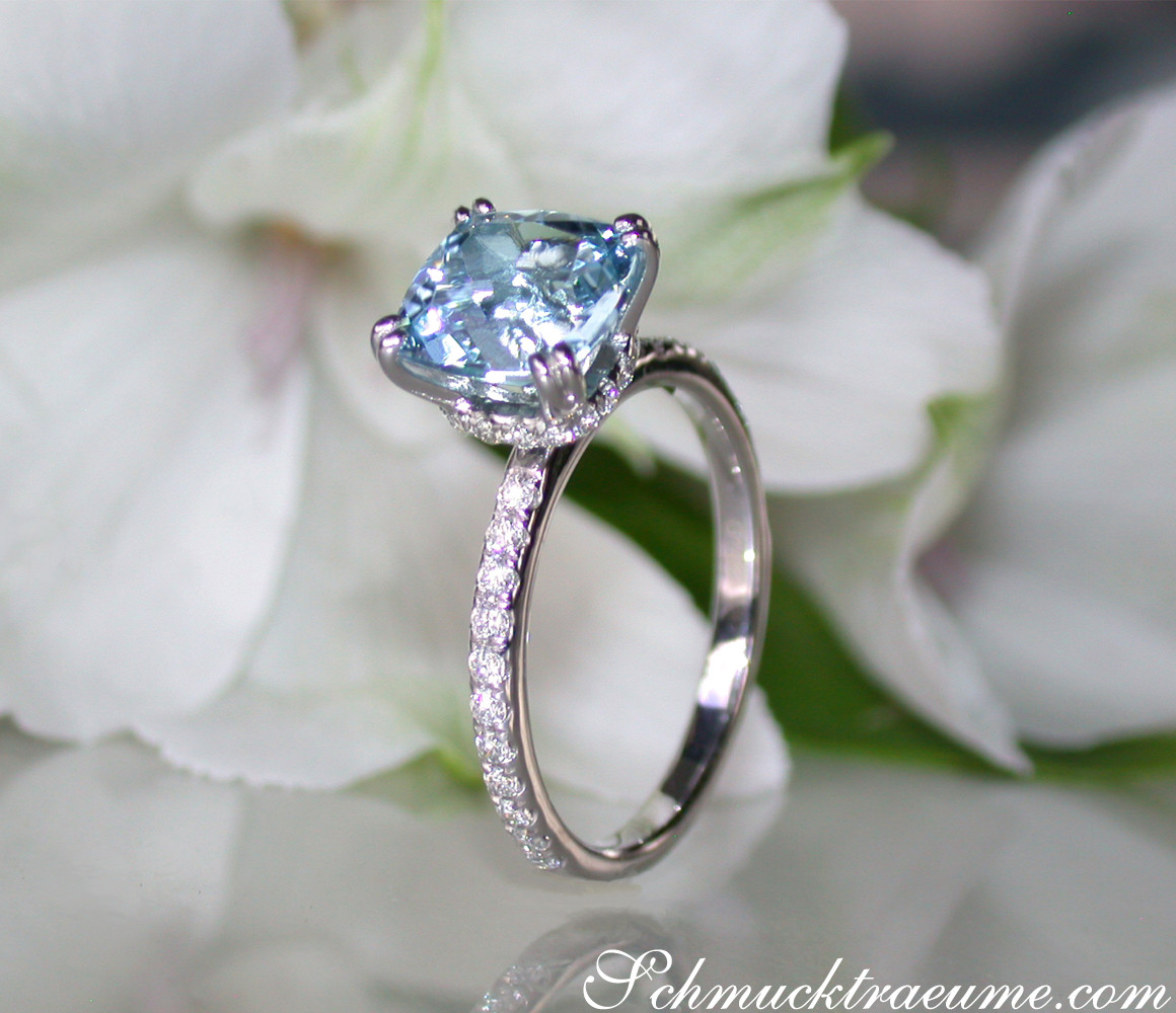 Klassischer Aquamarin-Ring mit Diamanten-Kragen, detailreich, in Weißgold 585