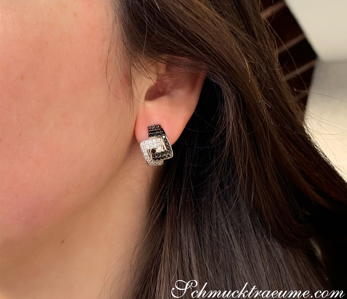 Detailaufnahme von schwarzen Diamant-Ohrsteckern in Weißgold 585