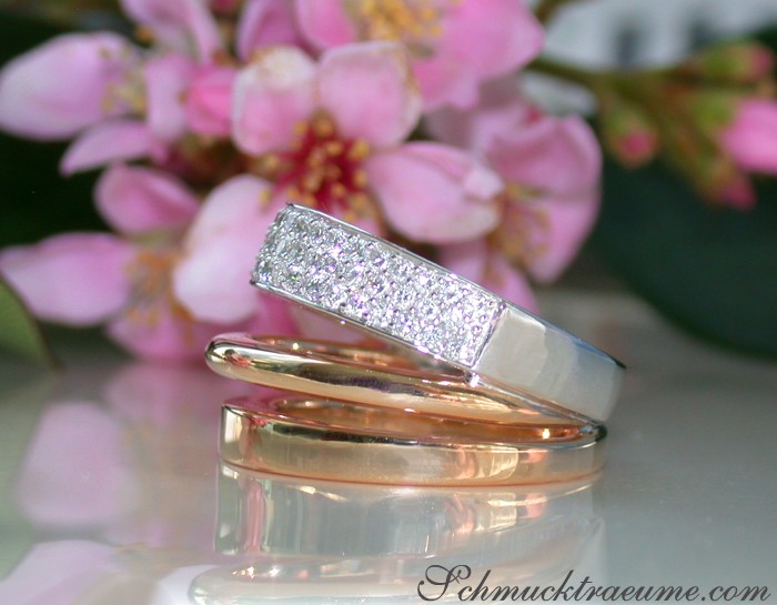 Mehrzeiliger Diamant-Ring aus Weiß- und Roségold, detailreich, elegant, auf Blütenblättern präsentiert