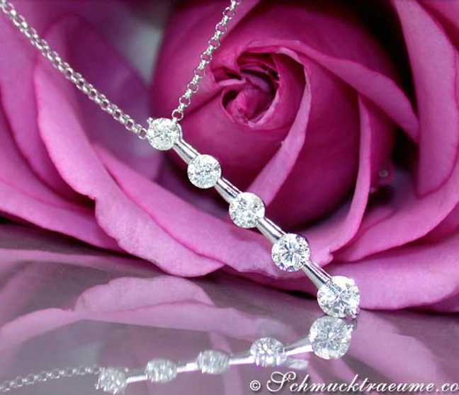 Klassische Diamant-Halskette mit 0.80 Karat in Weißgold, vor Rosenblüte Klassische Diamant-Halskette mit 0.80 Karat in Weißgold, vor Rosenblüte
