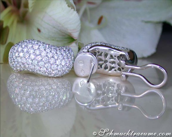 Ohrstecker mit gewelltem Diamantenbesatz, Detailaufnahme auf glänzender Oberfläche