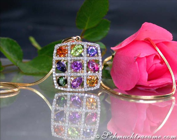 Multicolor-Edelstein-Anhänger mit Brillanten, prächtige Farben auf Goldkette, Rosenblüte im Hintergrund