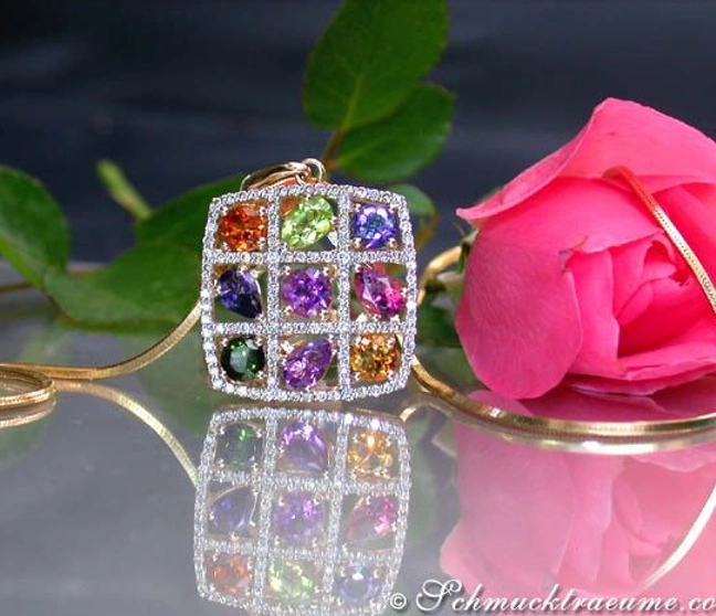 Multicolor-Edelstein-Anhänger mit Brillanten, prächtige Farben auf Goldkette, Rosenblüte im Hintergrund Multicolor-Edelstein-Anhänger mit Brillanten, prächtige Farben auf Goldkette, Rosenblüte im Hintergrund