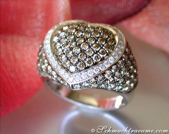 Weißgold-Ring mit cognac-braunen und weißen Diamanten, Detailaufnahme, auf Finger getragen.