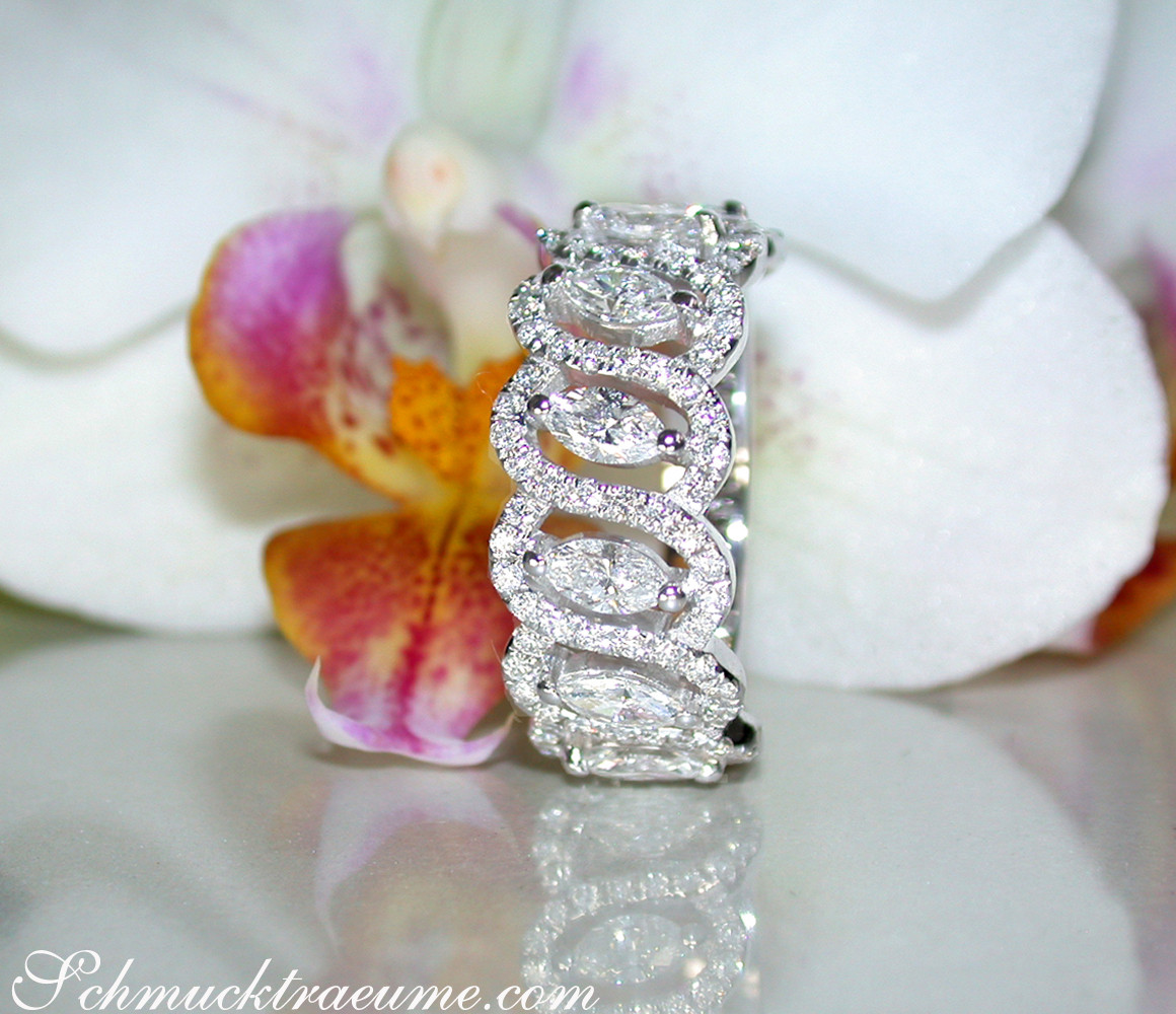 Femininer Marquise-Diamantring mit Brillanten, Detailaufnahme auf Orchideenblüte, elegant und fein verarbeitet.