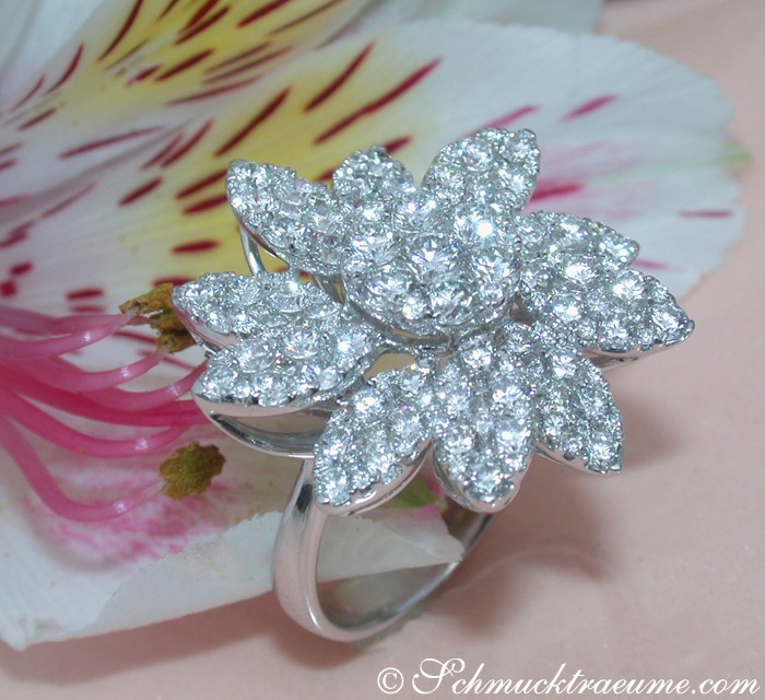 Blütenförmiger Brillant-Ring aus Weißgold 750, Detailansicht mit funkelnden Steinen