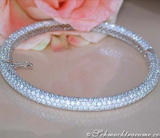 Erstklassiger Brillanten-Armreif (12,30 ct.) in Weißgold, 697 Brillanten funkeln