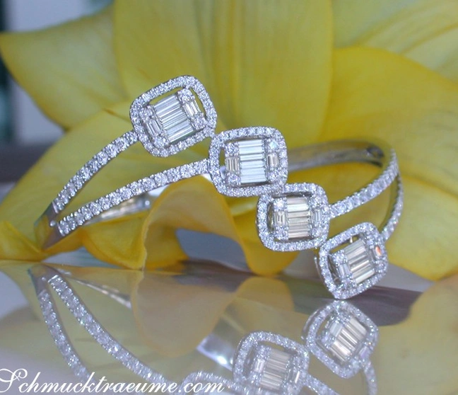 Armband aus Weißgold 750 mit Baguette-Diamanten, Detailaufnahme auf gelbem Blütenhintergrund Armband aus Weißgold 750 mit Baguette-Diamanten, Detailaufnahme auf gelbem Blütenhintergrund