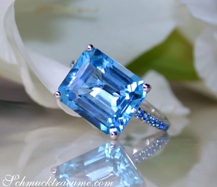 Blautopas-Ring mit Saphiren, detailreich, weißgold, auf Blüte liegend