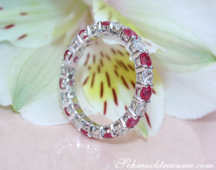 Rubin-Diamant-Memory-Ring mit Weißgold, Detailaufnahme, auf Blume präsentiert