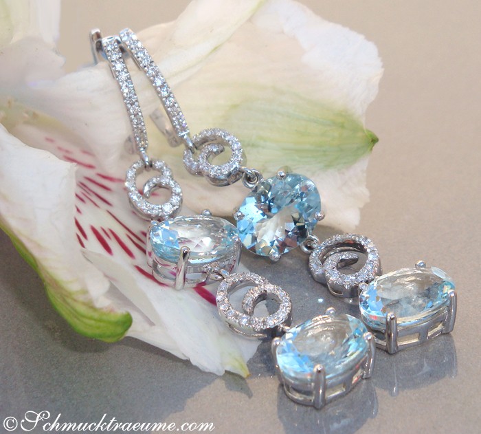 Detailaufnahme von Aquamarin-Ohrhängern mit Diamanten in Weißgold 585