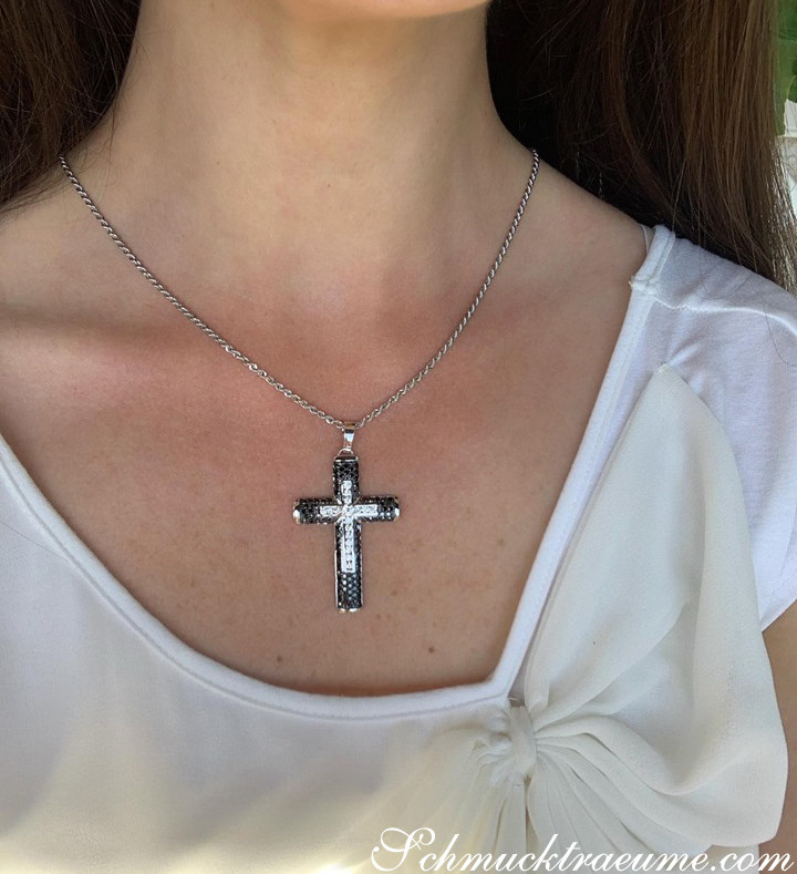 Edler Kreuz-in-Kreuz Anhänger mit schwarzen Diamanten - Image 3