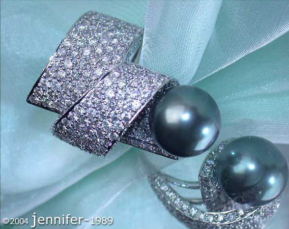 Vollmassiver Tahitiperlenring mit Brillanten in Weißgold, detailreich, elegant, auf Tüll ruhend